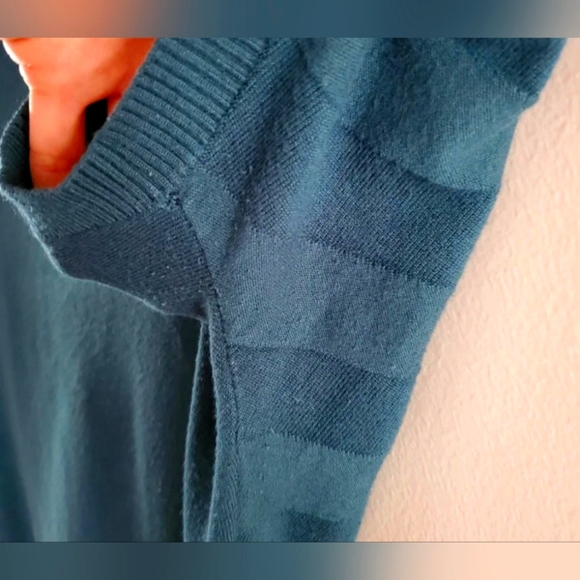 Sweatshirt by Guess - Picture 6 of 9